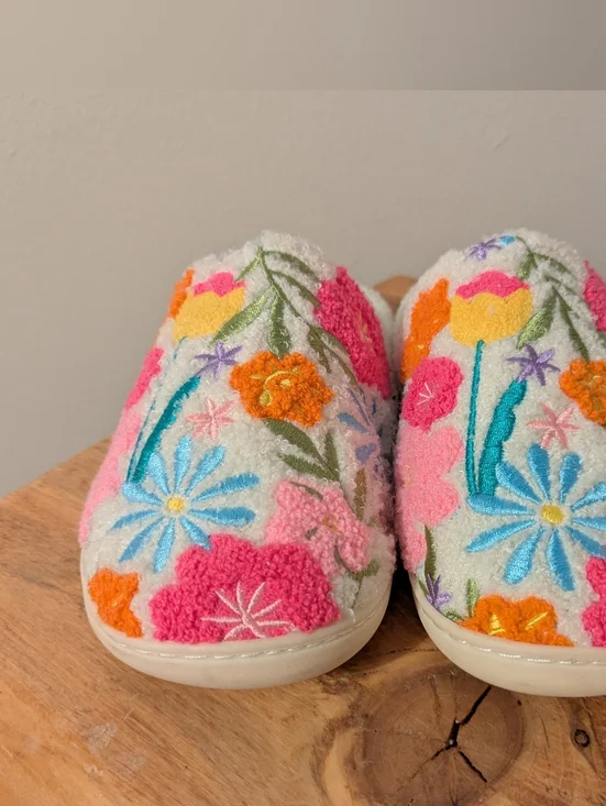 Living Royal Floral Bloom Slippers - M/L - Picture 5 of 9